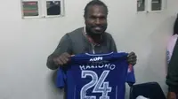 Stefanus Alua memamerkan jersey gelandang Persib Bandung Hariono, yang merupakan pemain idolanya sejak kecil. (Bola.com/Erwin Snaz)