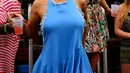 Penyanyi Rihanna saat menikmati liburan di sebuah pantai di Barbados pada 26 Desember 2015 lalu. Mantan kekasih Chris Brown itu terlihat seksi dalam balutan dress biru hingga payudaranya terlihat menonjol karena tak mengenakan bra. (www.thesun.co.uk)