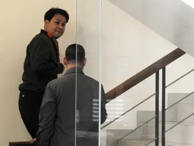 Anggota DPR RI Aziz Syamsuddin menaiki tangga menuju ruang pemeriksaan di gedung KPK, Jakarta, Selasa (28/8). Aziz diperiksa pendalaman kasus mafia anggaran untuk tersangka anggota DPR RI Komisi XI dari Demokrat Amin Santono. (Merdeka.com/Dwi Narwoko)