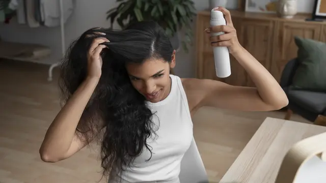 Moisturizer hairspray membantu menambah kelembapan rambut curly