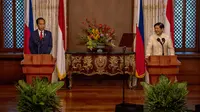 Selanjutnya, Presiden Jokowi dan Presiden Marcos Jr. melakukan tete-a-tete yang dilanjutkan dengan pertemuan bilateral antara kedua negara. (Ezra Acayan/Pool Photo via AP)