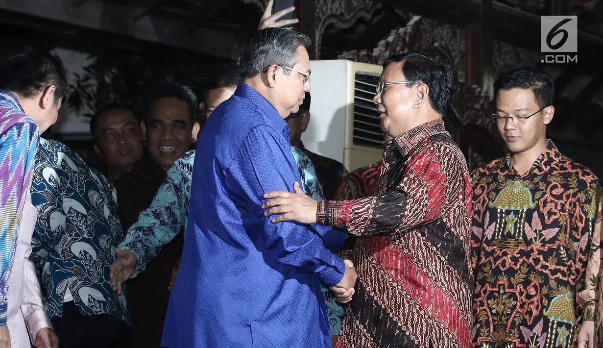 Presiden RI ke 6 Susilo Bambang Yudhoyono berjabat tangan menyambut kedatangan Ketua Umum Gerinda, Prabowo Subianto di kediaman SBY di Cikeas, Bogor Kamis (27/7). (Liputan6.com/Herman Zakharia)