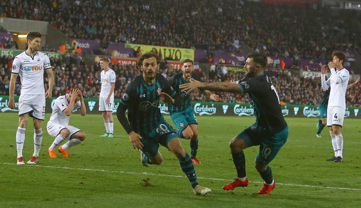 Para pemain Southampton merayakan gol Manolo Gabbiadini ke gawang Swansea City pada lanjutan Premier League di Liberty Stadium, Swansea, (8/5/2018). Swasea City kalah dari Soton 0-1. AFP/Geoff Caddick)