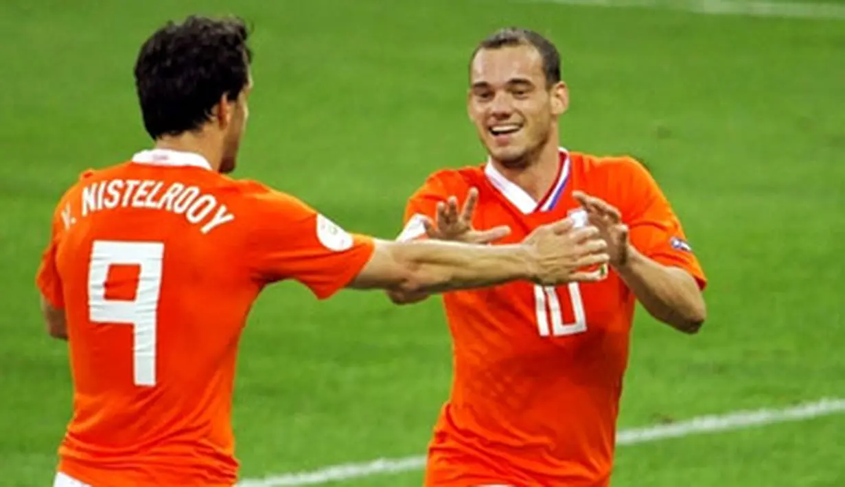 Dutch forward Ruud van Nistelrooy and midfielder Wesley Sneijder celebrates after scoring the second goal during their Euro 2008 Group C football match againts Italy on June 9, 2008 at the stade de Suisse in Bern. AFP PHOTO/FABRICE COFFRINI