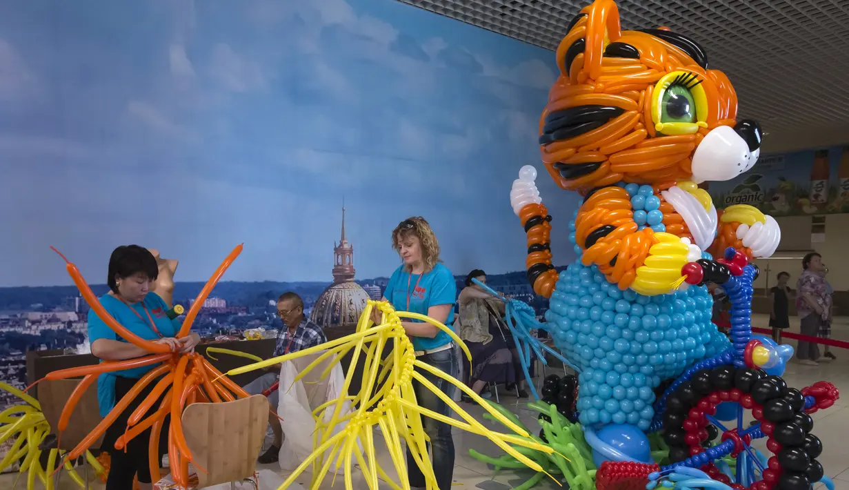 Desainer menyelesaikan karya mereka saat acara International Festival of Air Balloons Design, Almaty, Kazakhstan, 9 Juli 2015. karya seni yang ditampilkan di acara tersebut seluruhnya terbuat dari balon. (REUTERS/Shamil Zhumatov)