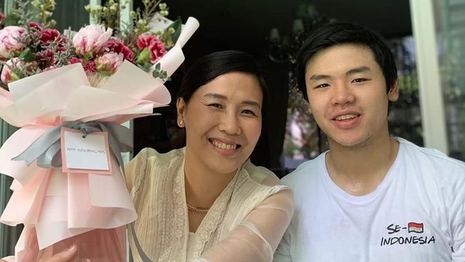 Veronica Tan dapat hadiah bunga dari putranya Nicholas Sean di Hari Ibu. (dok. Instagram @nachoseann/https://www.instagram.com/p/BxWvoH0lLh0/Putu Elmira)