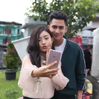 Verrell Bramasta merasa beruntung saat dapat menaklukan hati Natasha Wilona. Apalagi diakui Verrel, masih banyak laki-laki yang mendekati Natasha Wilona. (Nurwahyunan/Bintang.com)