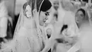 Meski bahagia sebentar lagi akan menikah, pada acara pengajian yang digelar pada Sabtu (14/4) di kediaman Raffi Ahmad itu juga terlihat calon pengantin perempuan beberapa kali meneteskan air mata. (Instagram/syahnazs)