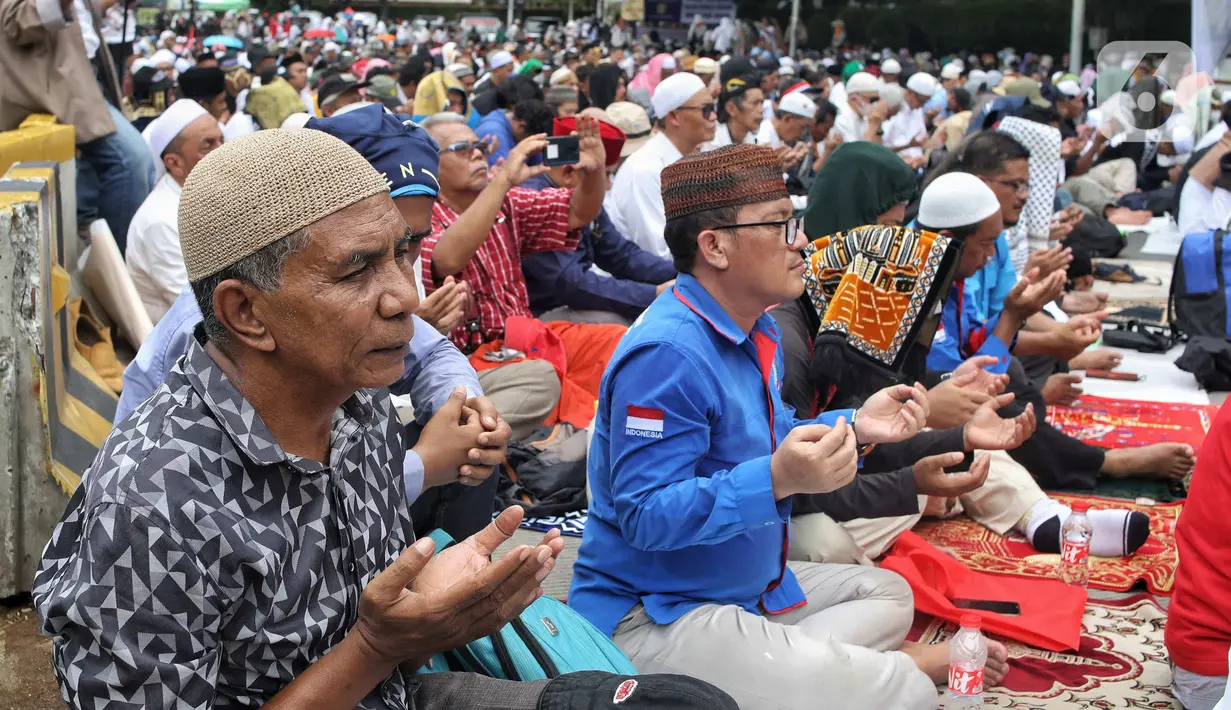 Dua ruas di Jalan Medan Merdeka Barat pun ditutup imbas aksi demonstrasi ini. (Liputan6.com/Angga Yuniar)