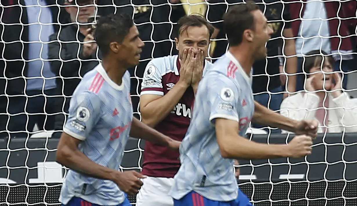 Sayang, tembakan Mark Noble yang sengaja dimasukkan untuk mengeksekusi tendangan penalti mampu ditepis David De Gea. (AFP/Ian Kington)