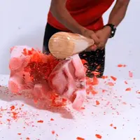 Pernah melihat benda-benda lembek dicelup ke nitrogen? Kalau belum, simak artikel berikut ini. (Via: youtube.com/BuzzFeedBlue)