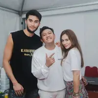 Momennya foto bareng pelantun Kartonyono Medot Janji itu di belakang panggung usai konser pun diunggah Wulan Guritno di akun Instagram pribadinya. (Instagram/wulanguritno).