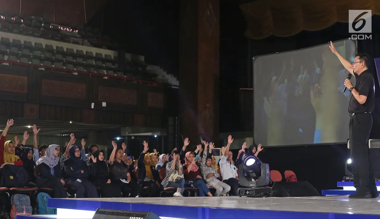 Motivator Tung Desem Waringin mengajak peserta mengangkat tangan saat berbagi pengalaman hidup dalam Emtek Goes To Campus (EGTC) 2018 di Universitas Gadjah Mada (UGM), Yogyakarta, Kamis (18/10). (Liputan6.com/Herman Zakharia)