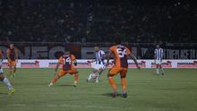 Gelandang Persib Bandung, Luciano Guaycochea mendapatkan penjagaan ketat dari para pemain Borneo FC Samarinda dalam laga tunda pekan ke-21 BRI Super League 2025/2026 di Stadion Segiri, Samarinda, Minggu (15/3/2026). (Bola.com/Erwin Snaz)
