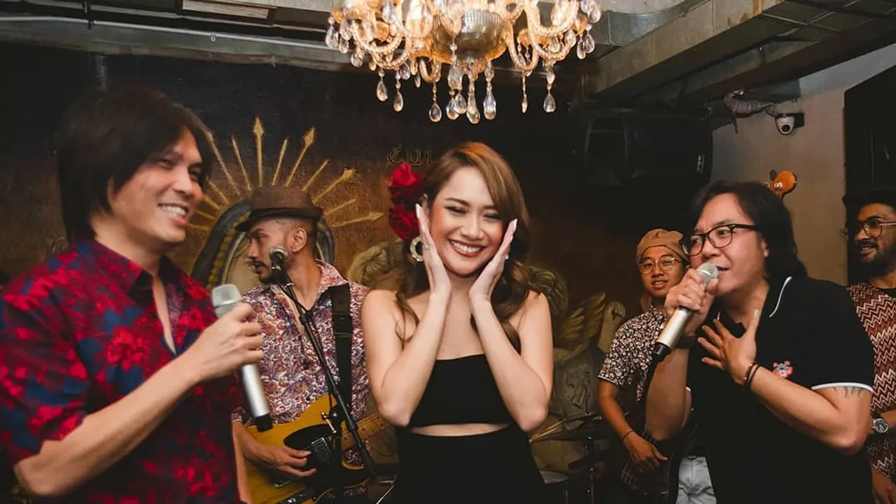 [Bintang] Sudah Berusia 35 Tahun, Dandanan Bunga Citra Lestari Ini Makin Stunning di Hari Spesial