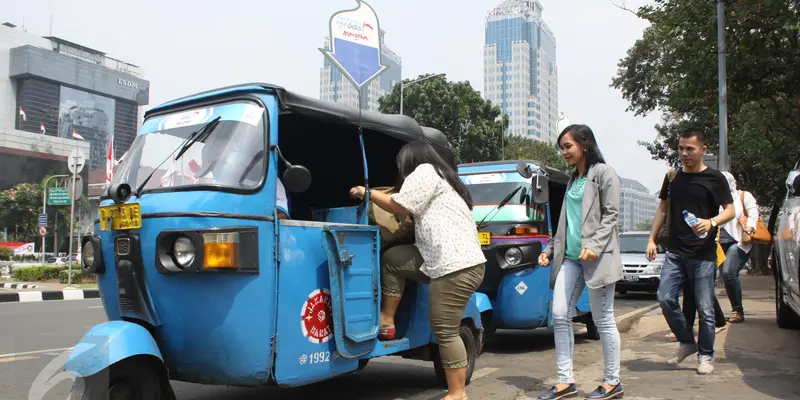 20150815-PT PGN Gratiskan Warga Jakarta Naik Bajaj Gas di HUT RI ke-70-Jakarta