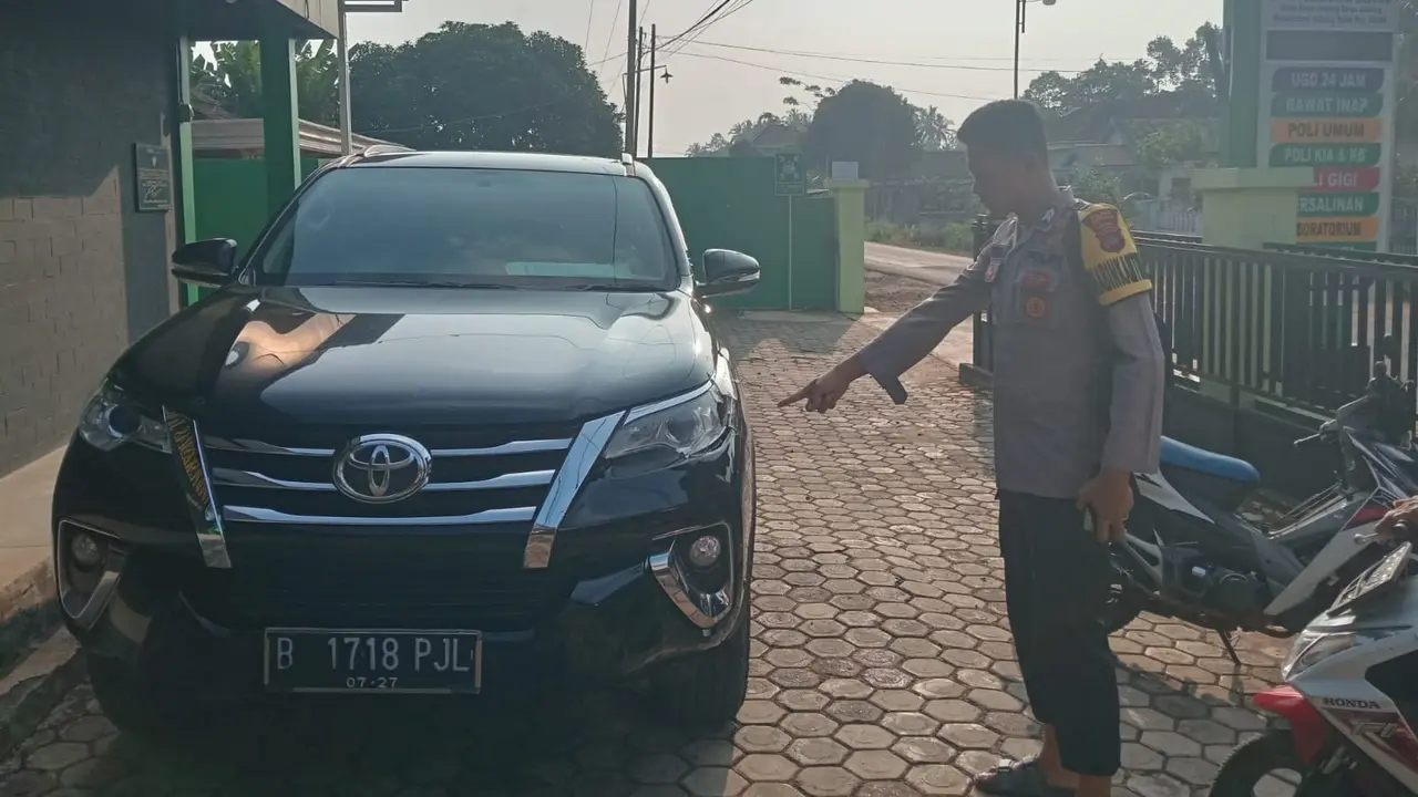 Mobil Fortuner yang Ditumpangi Adik Wagub Lampung Tabrak Pasangan Kakek Nenek
