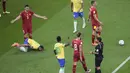 Wasit Alireza Faghani memberikan kartu kuning untuk pemain Serbia Nemanja Gudelj (kanan kedua) setelah melanggar penyerang Brasil Neymar pada matchday 1 Grup G Piala Dunia 2022 di Stadion Lusail Iconic, Jumat (25/11/2022) dini hari WIB. Neymar hanya mampu bertahan selama 80 menit, saat pelatih Tite menariknya keluar dan digantikan oleh Antony. (AP Photo/Darko Vojinovic)