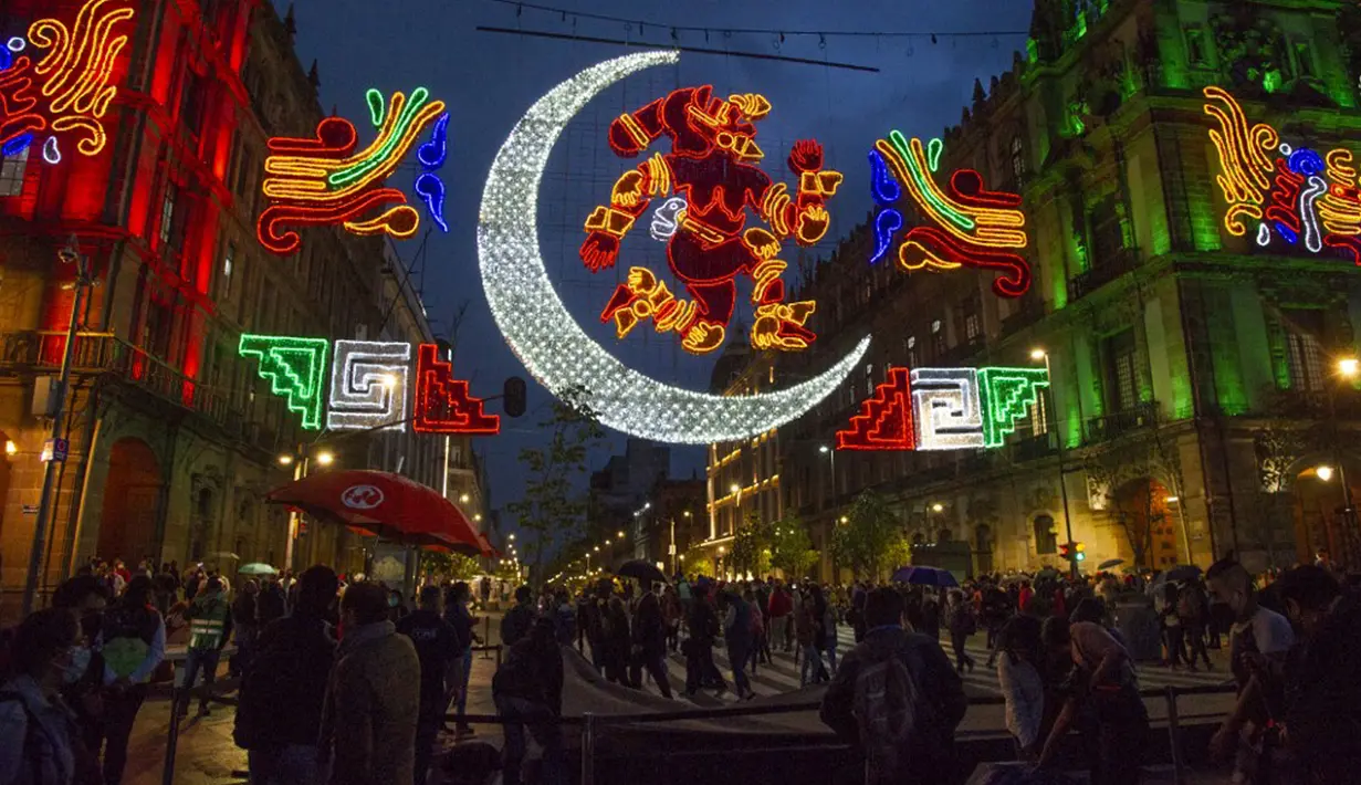 Dekorasi cahaya peringatan 500 tahun perlawanan Meksiko-Tenochtitlan terhadap Spanyol di Zocalo Square Mexico City, 12 Agustus 2021. Pada 13 Agustus, Meksiko akan memperingati 500 tahun "jatuhnya" ibu kota Aztec Tenochtitlan ke tangan para penakluk dan sekutu pribumi mereka. (CLAUDIO CRUZ/AFP)