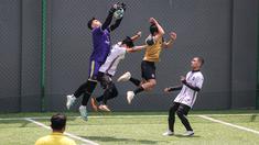 Kiper tim Golden Boutique (kiri) berusaha menangkap bola saat melawan tim Artotel pada turnamen Asatu Hoteliers Cup 2023 yang berlangsung di Asatu Area, Menteng, Jakarta, Minggu (29/10/2023). (Bola.com/Bagaskara Lazuardi)