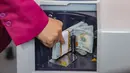 Karyawan menghitung lembaran uang Dolar AS di VIP Money Changer, Jakarta, Jumat (5/6/2026). (merdeka.com/Arie Basuki)