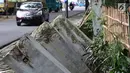 Penampakan pagar yang ambruk di Taman Hutan Tebet, Jakarta, Kamis (28/3). Pagar yang ambruk tidak diperbaiki melainkan diganti menggunakan bambu. (Liputan6.com/Immanuel Antonius)