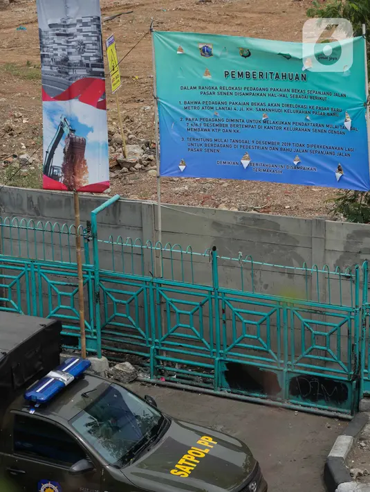 Spanduk pemberitahuan untuk PKL terlihat di trotoar Jalan Stasiun Senen, Pasar Senen, Jakarta, Rabu (11/12/2019). Pemkot Jakarta Pusat mengerahkan sekitar 500 petugas tim gabungan untuk menjaga kawasan tersebut agar pedagang kaki lima (PKL) tidak kembali berjualan. (Liputan6.com/Faizal Fanani)