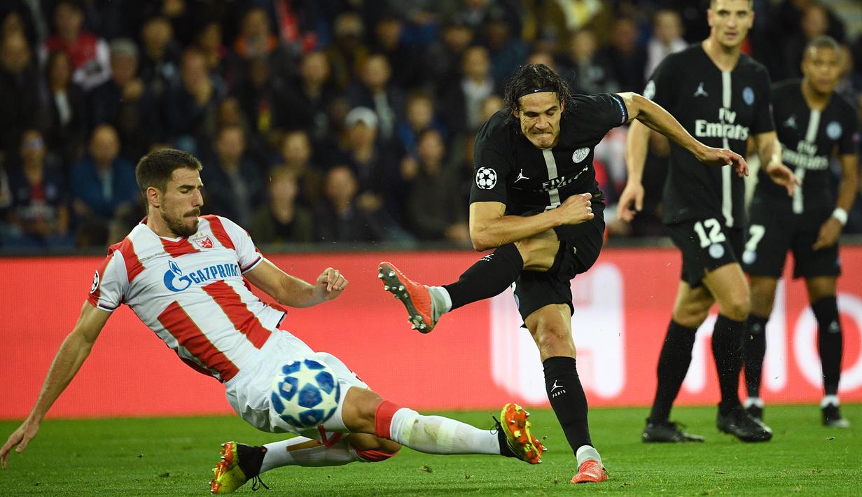 Striker PSG, Edinson Cavani, melepaskan tendangan saat melawan Red Star pada laga Liga Champions di Stadion Parc des Princes, Paris, Rabu (3/10/2018). PSG menang 6-1 atas Red Star. (AFP/Franck Fife)