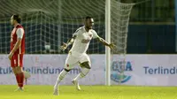 Selebrasi pemain PSM Makassar, Patrich Steve Wanggai (27), setelah mencetak gol ke gawang Persija Jakarta dalam pertandingan Babak Penyisihan Grup B Piala Menpora 2021 di Stadion Kanjuruhan, Malang. Senin (22/3/2021). (Bola.com/Arief Bagus)