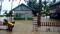 Banjir bandang di Desa Kulisusu Utara, Kabupaten Buton Utara, Sulawesi Tenggara, mengakibatkan dua rumah hanyut hingga ke laut. (Liputan6.com/Ahmad Akbar Fua)