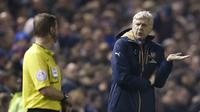 Arsene Wenger kecewa setelah dibungkam 0-3 dari Sheffield Wednesday. (Reuters / Lee Smith)
