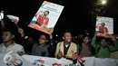 Antusias warga menyambut pahlawan olahraga Indonesia di kawasan Senayan, Jakarta, Selasa (23/8). Para atlet di arak menggunakan bus Bamdros menuju gedung Kementerian Pemuda dan Olahraga. (Liputan6.com/Yoppy Renato)