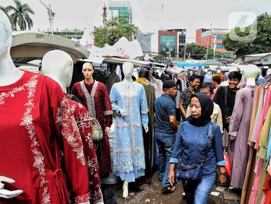 Calon pembeli melihat-lihat busana muslim yang dijual di area Pasar Tasik, Tanah Abang, Jakarta, Kamis (27/2/2025). (Liputan6.com/Angga Yuniar)