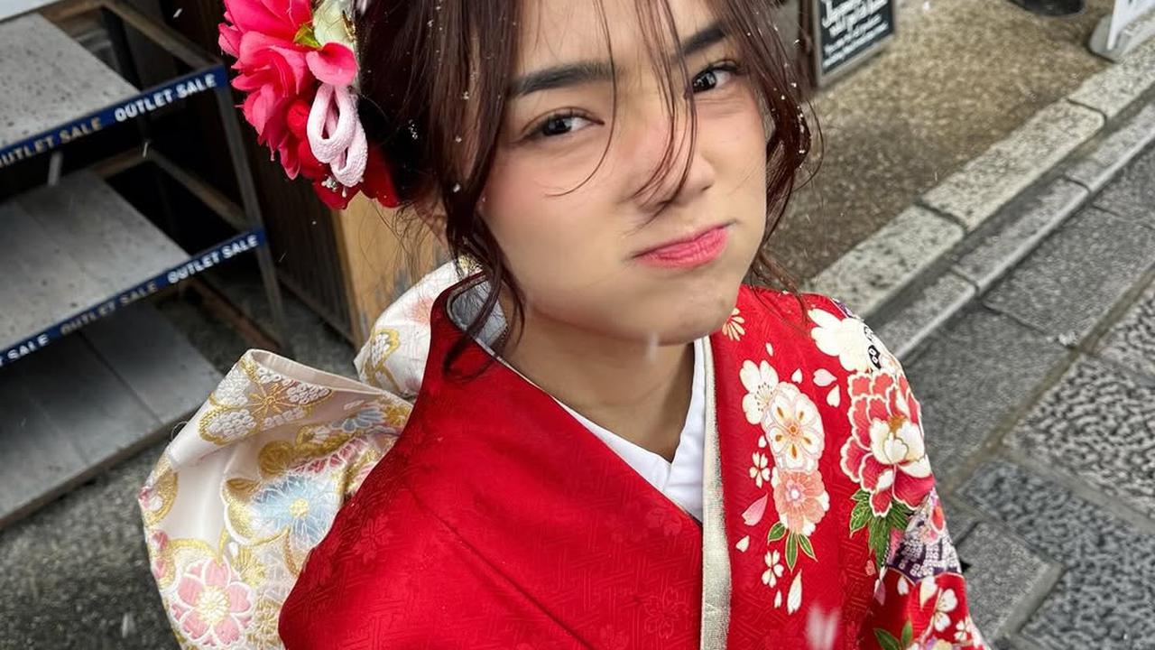 Potret Cantik Fuji Pakai Kimono Merah Saat Berlibur di Jepang, Tampil Menawan Bertabur Butiran Salju