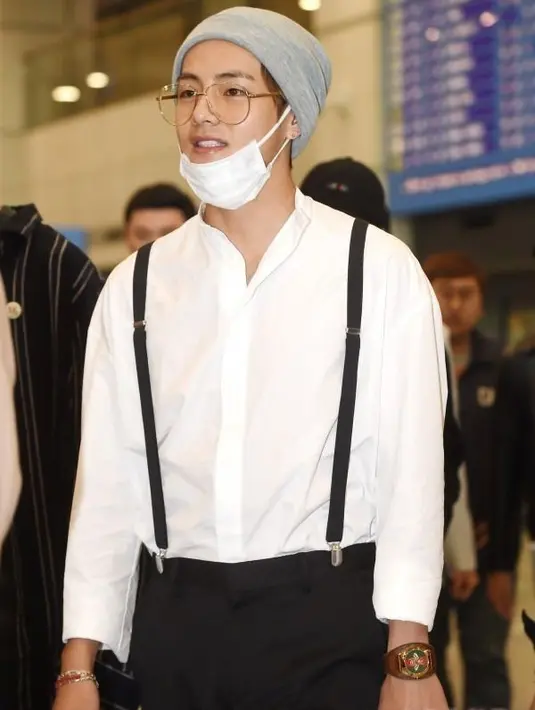 Bahan sesimpel kemeja putih dan celana hitam bisa juga terlihat keren. Ia menambahkan suspender sebagai statement. (Pinterest)