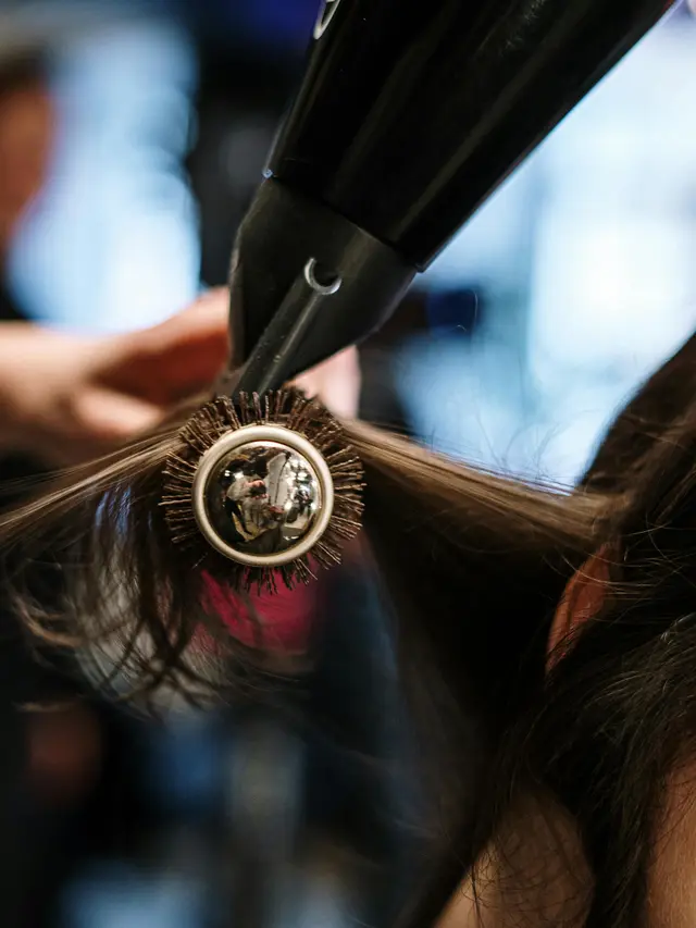 3. Blow-Dry dengan Sikat Bulat