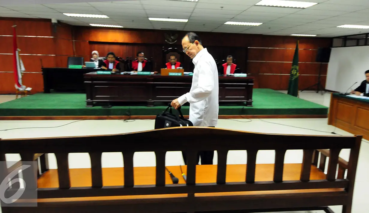 Suryadharma Ali tiba untuk mengikuti sidang pembacaan putusan sela di Pengadilan Tipikor, Jakarta, Senin (21/9/2015). Majelis Hakim menolak nota keberatan dugaan korupsi dalam penyelenggaraan ibadah haji. (Liputan6.com/Helmi Afandi)