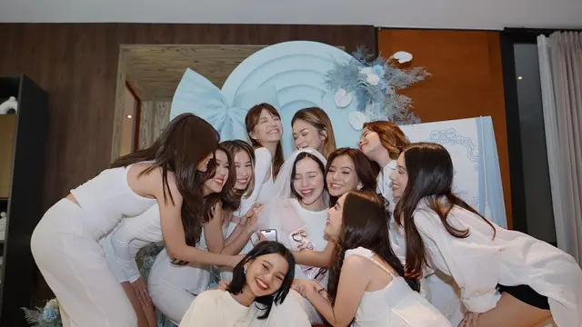 6 Potret Beby Tsabina Dapat Kejutan Bridal Shower dari Sahabat Artis, Calon Pengantin Tampil Memesona Kenakan Dress dan Veil