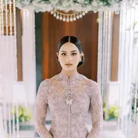 Adik Maudy Ayunda Amanda Khairunnisa juga tampil istimewa di hari pernikahan sang kakak dari berkebaya sampai bergaun ala karpet merah (Foto: Instagram @akhairunnisa)