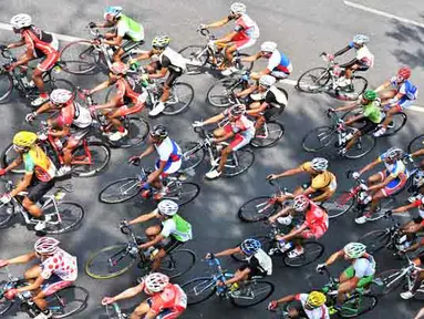 Sejumlah pebalap sepeda memacu sepedanya ketika melewati tanjakan Gombel pada "Speedy Tour de Indonesia" 2011 etape V di Semarang, Jateng, Kamis (6/10). (Antarafoto)
