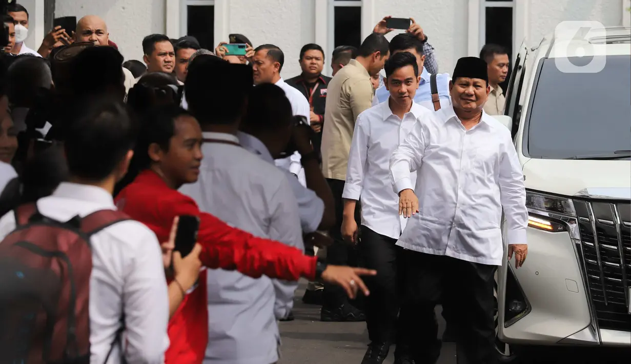 Diketahui kedatangan Prabowo-Gibran hari ini adalah untuk mengikuti rapat pleno terbuka penetapan pasangan calon presiden dan wakil presiden terpilih di Pemilu 2024. (Liputan6.com/Angga Yuniar)