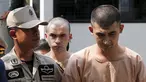 Dua tersangka pemboman Yusufu Mieraili dan Bilal Mohammed berjalan saat tiba di Pengadilan militer (20/4). Yusufu dan Bilal didakwa terkait pemboman sebuah kuil di Bangkok yang terjadi pada 17 Agustus 2015 lalu. (REUTERS/Chaiwat Subprasom)