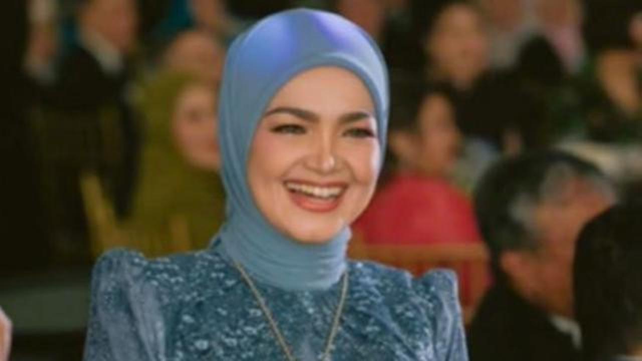 7 Potret Gaun Brokat Siti Nurhaliza di Pernikahan Anak Sambung, Detail Payet Memukau