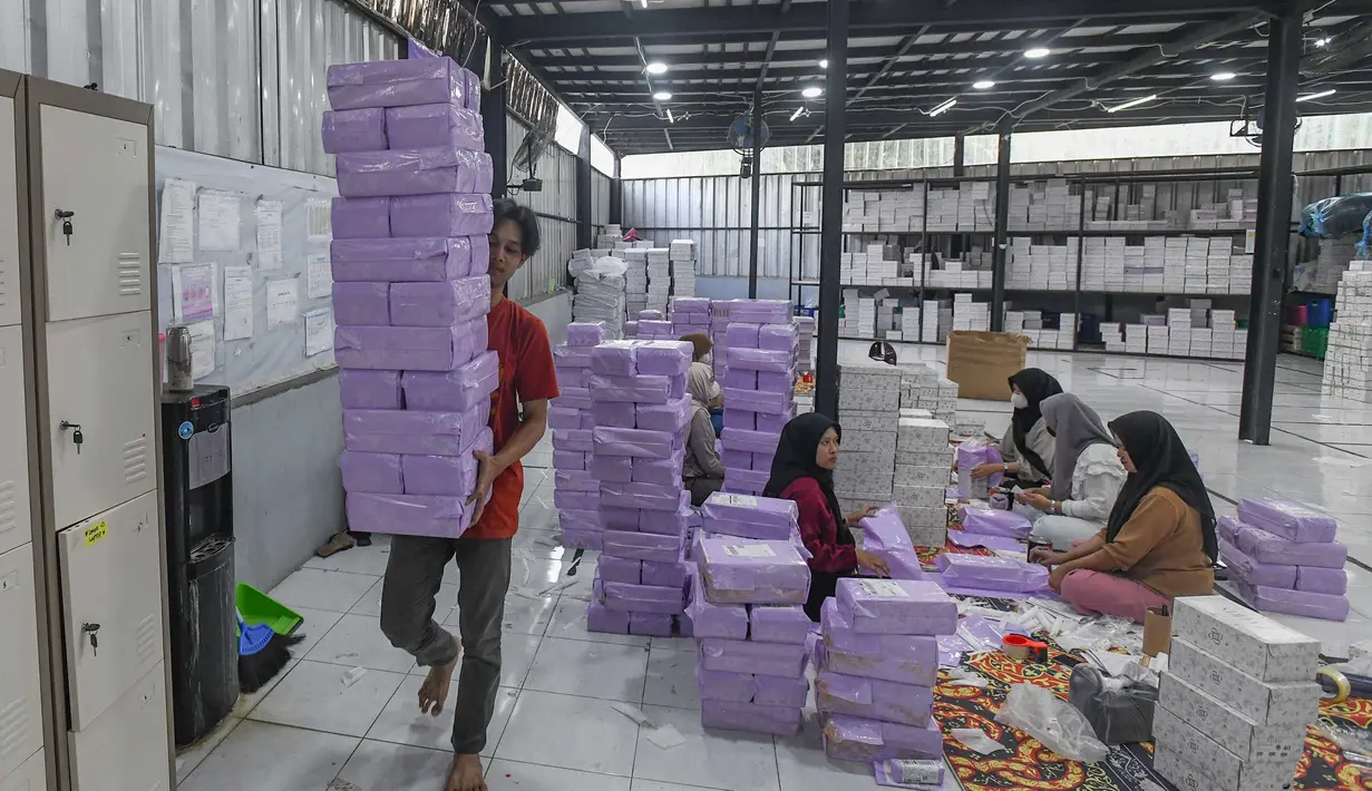 Pekerja melakukan packing produk tas dan sepatu sandal yang akan dikirim ke pelanggan melalui marketplace di bengkel kerja Patris di kawasan Katulampa, Bogor, Senin, 24 Agustus 2026. (KLY/ Arie Basuki)