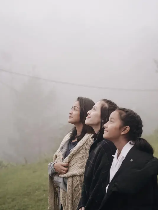 Istri dan kedua anaknya dalam film Keluarga Cemara juga tak lepas dari jepretan Ringgo Agus. Ada Nirina Zubir, Adhisty Zara, dan Widuri. (Foto: Instagram/@ringgoagus)