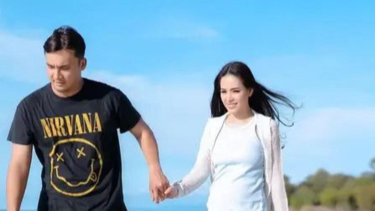 Setelah melewati badai dalam rumah tangga mereka, keduanya sepakat untuk memperbaiki hubungan dan kini kembali menunjukkan romantisme seperti dulu.
