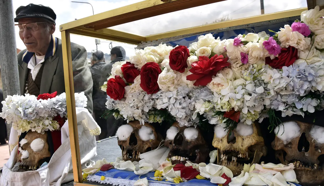 Tengkorak manusia yang dihias selama Festival Natitas di pemakaman La Paz, Bolivia, 8 November 2018. Festival ini adalah ritual mengerikan di mana tengkorak manusia (natitas) dibawa ke pemakaman La Paz untuk dihormati oleh ribuan orang. (AIZAR RALDES/AFP)