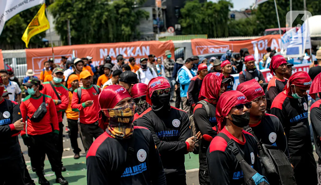 Massa yang tergabung dalam Partai Buruh menggelar aksi di depan Gedung DPR, Jakarta, Selasa (6/9/2022). Dalam aksi tersebut mereka menolak keputusan pemerintah menaikkan harga bahan bakar minyak (BBM) bersubsidi dan meminta pemerintah untuk meninjau ulang keputusan tersebut. (Liputan6.com/Faizal Fanani)