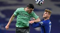 Striker Jerman, Timo Werner (kanan) berduel dengan pemain Everton, Michael Keane pada laga lanjutan Liga Inggris 2020/2021, Selasa (09/03/2021) dini hari WIB. (GLYN KIRK / POOL / AFP)
