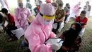 Petugas medis mendata warga saat rapid test oleh BIN di Lapangan Kantor Kecamatan Pamulang, Tangerang Selatan, Banten, Kamis (2/7/2020). BIN menggelar rapid test gratis terhadap 800 warga Pamulang untuk memutus mata rantai penyebaran virus corona COVID-19. (merdeka.com/Arie Basuki)